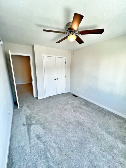 Building Photo - 327 NE Otter Dr