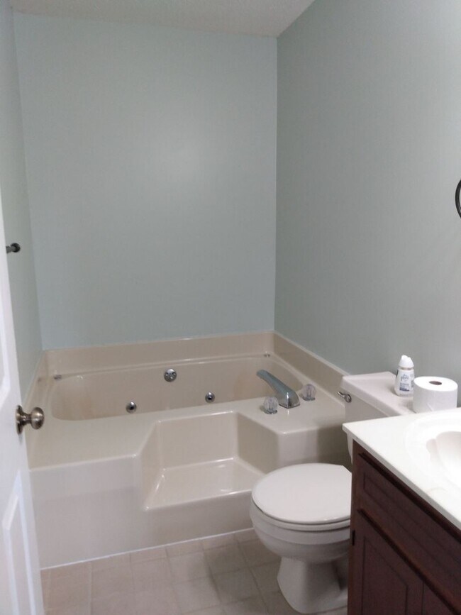 Building Photo - 2640 Holt Ln