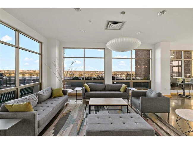 Building Photo - 2929 Chicago Ave