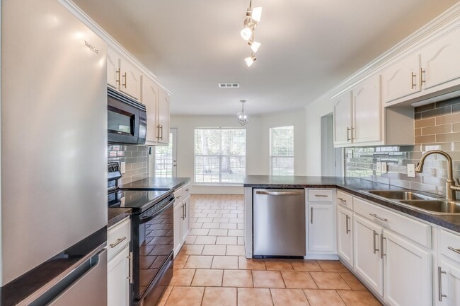 Building Photo - 14081 Oak View Cir
