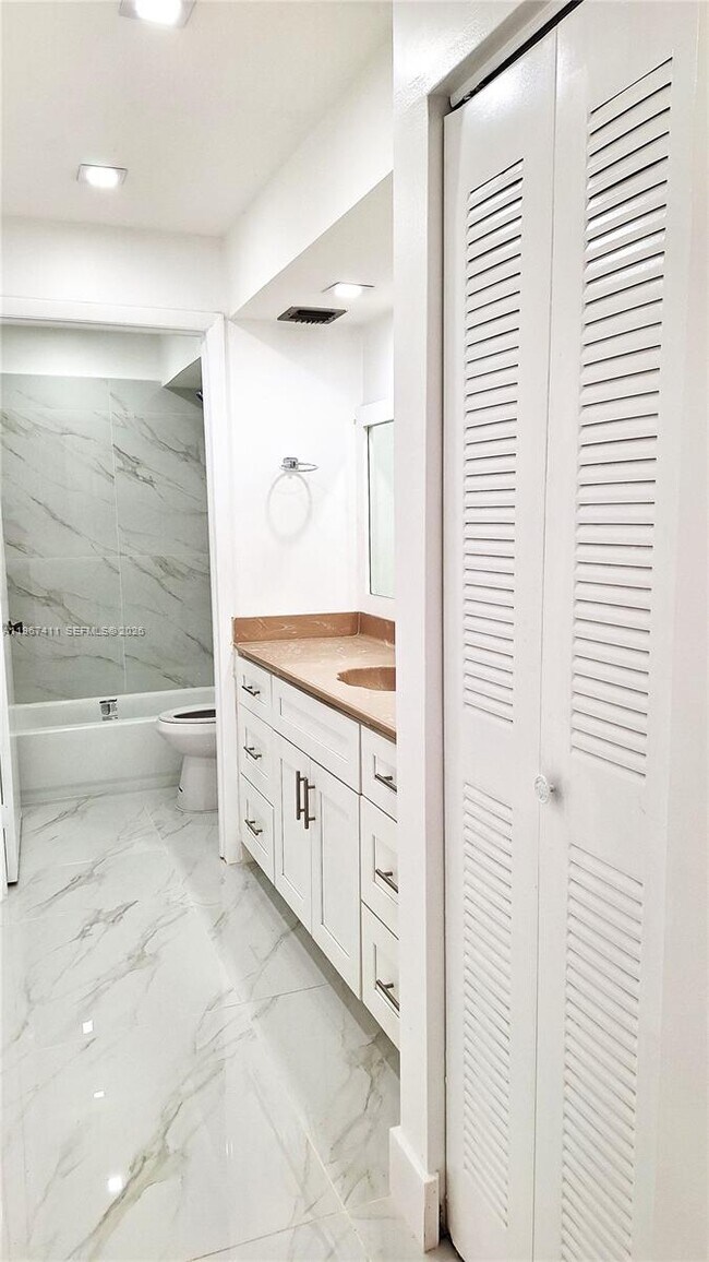 Building Photo - 10875 SW 112th Ave