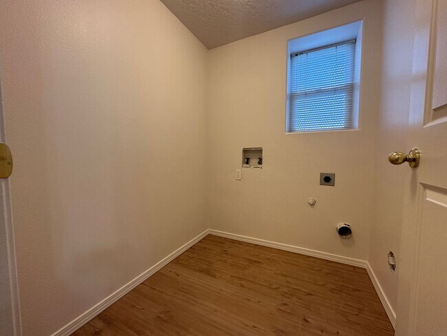 Building Photo - Large 3bed, 2bath, 2car garage duplex unit 1,710sq.ft. with RV parking