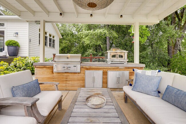 Building Photo - 6256 Dry Creek Rd