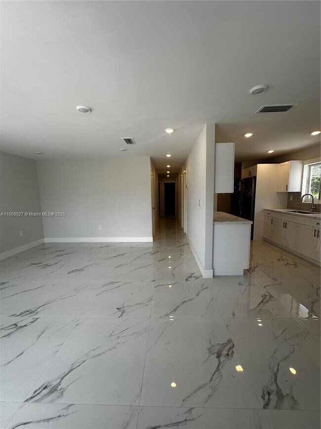 Building Photo - 828 NW 23rd Ct