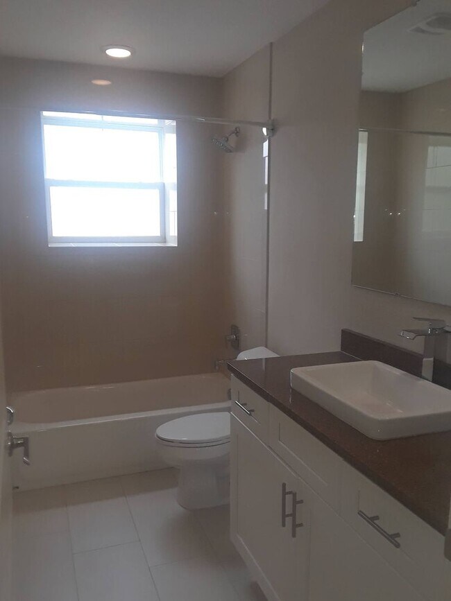 Building Photo - Modern Luxury Townhome in Prime Downtown Orlando Location