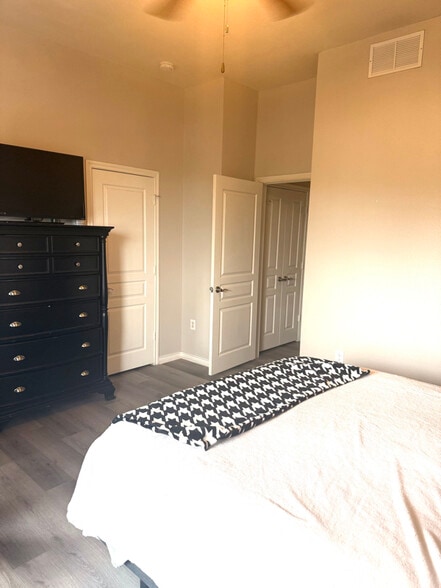 Building Photo - 528 Refugio St