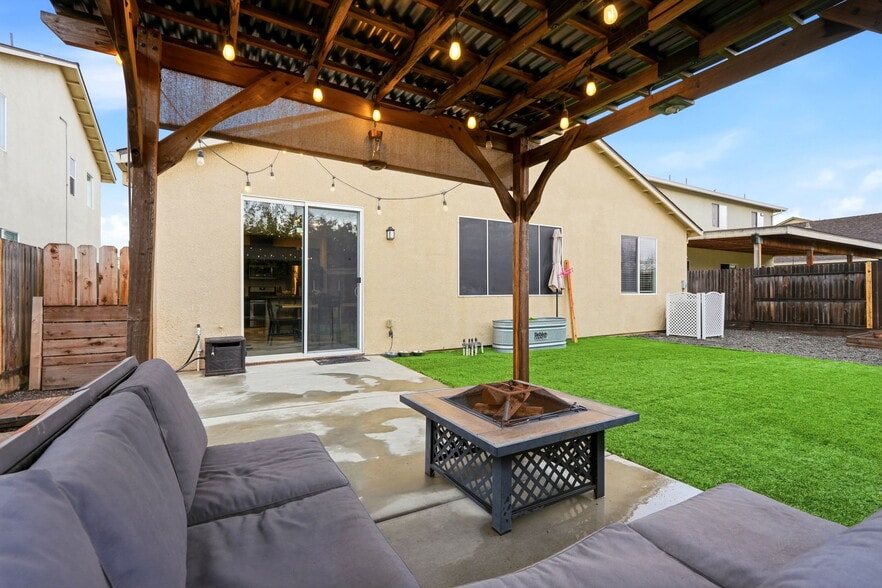 Building Photo - 1161 Greenbrier Dr