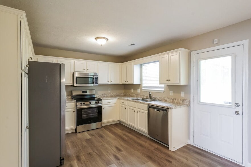 Building Photo - 630 Butternut Trce