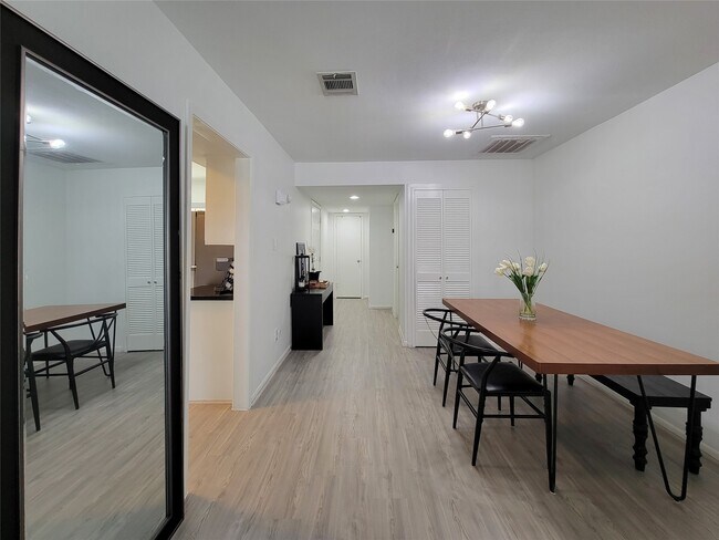 Building Photo - 755 Bering Dr