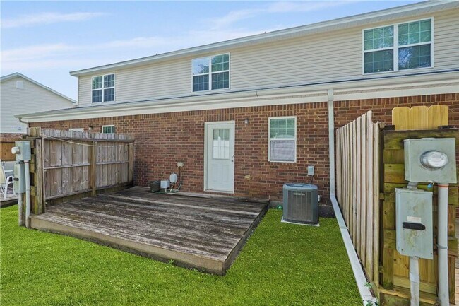 Building Photo - Spacious 3-Bedroom Townhouse in Prime Savannah Location, Move-in Special: FREE RENT for December!!