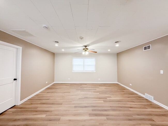 Building Photo - 106 E State Rd