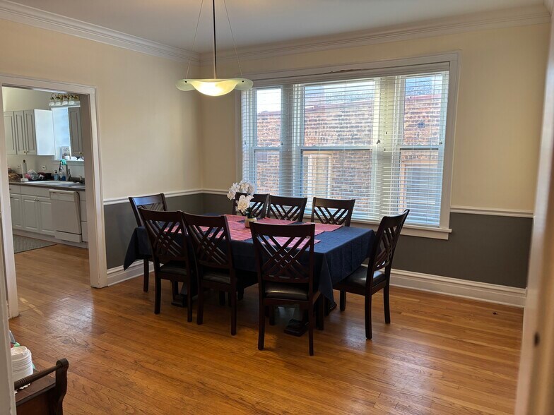 Dining Room - 4215 N Francisco Ave