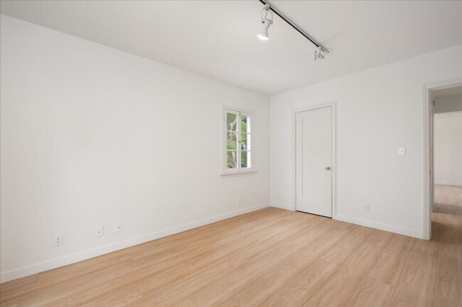 Building Photo - Emmet Terrace Triplex