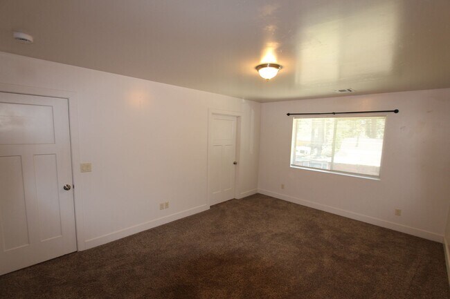 Building Photo - 3BR Home in Mountainaire | Open Layout + Fenced Yard