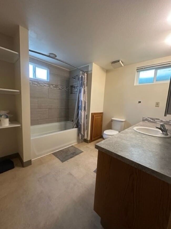 Building Photo - Large 5 Bedroom Home in Cheney