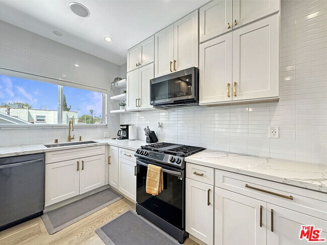 Building Photo - 1522 Burnside Ave
