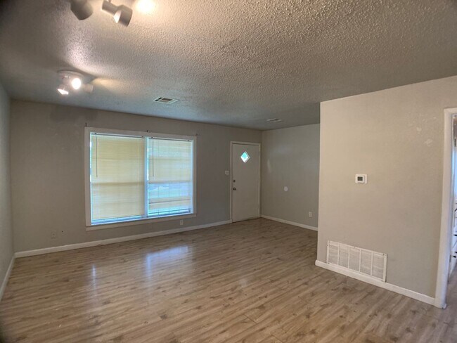 Building Photo - Three Bedroom SW OKC