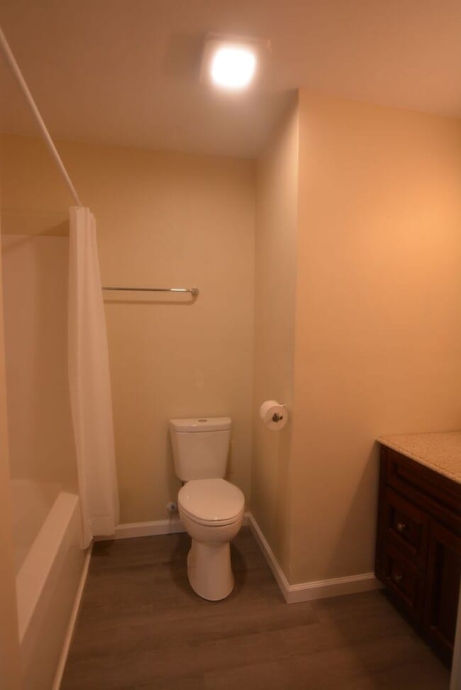 Building Photo - Updated and Charming 3 Bedroom 1.5 Bathroo...
