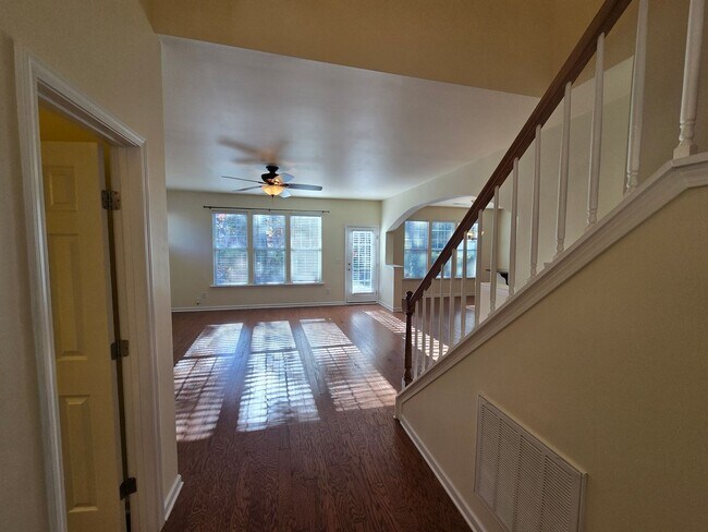 Building Photo - Bright & Beautiful Carriage House with Flexible 4-Bedroom Layout!