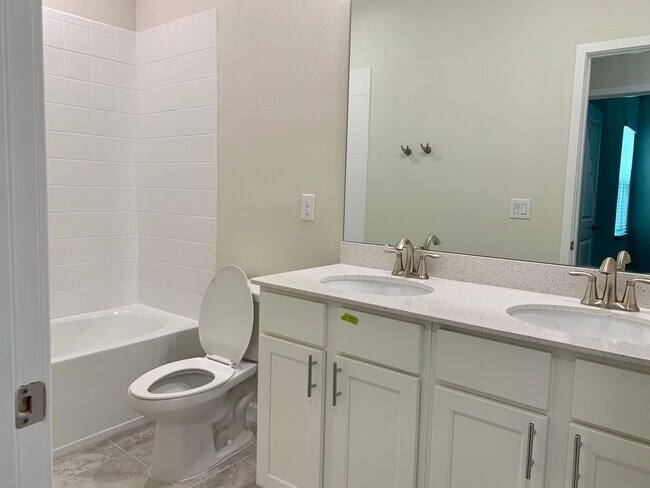 Building Photo - Beautiful Town house for Rent