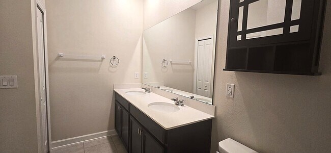 Building Photo - 212 Bergamot Lp