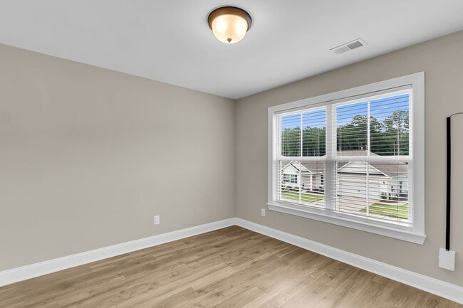 Building Photo - 687 Black Pine Rd