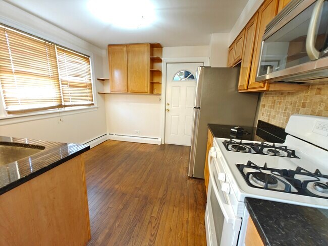 Building Photo - 7555 N Oakley Ave