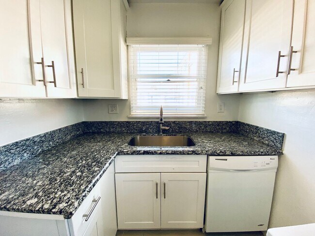 Interior Photo - 1801 N. Garfield Pl