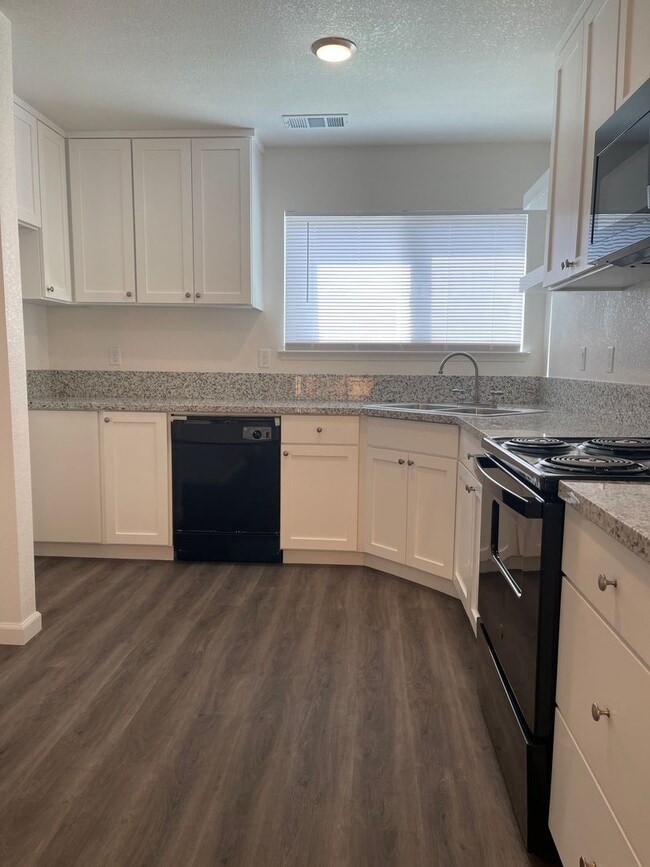 Building Photo - 2 WEEKS FREE RENT November Special - Townh...