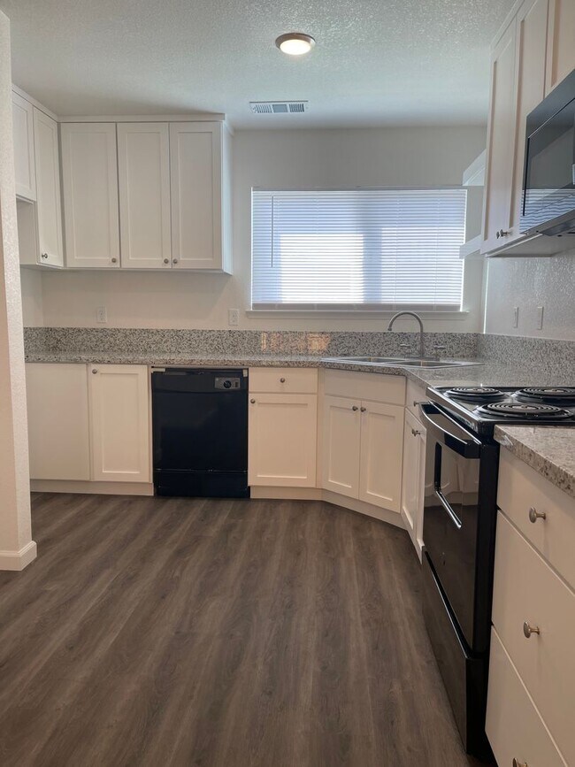 Building Photo - Townhouse in a gated community near Creeks...