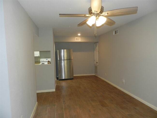 Building Photo - 704 Memorial Mews St