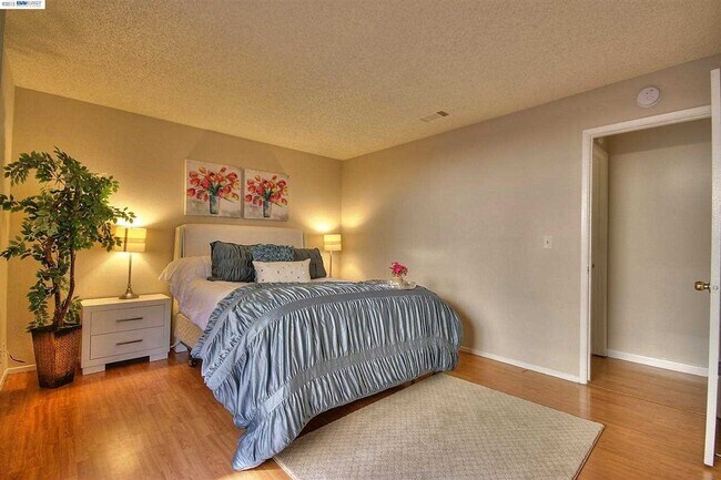 Building Photo - For Rent – Charming 2BR single level condo...