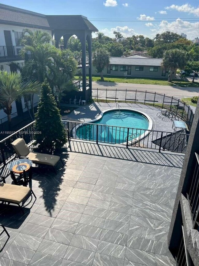 Building Photo - 1100 NE 9th Ave