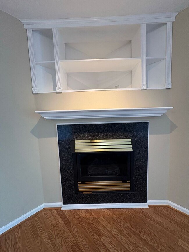Building Photo - LARGE 2ND FLOOR CONDO