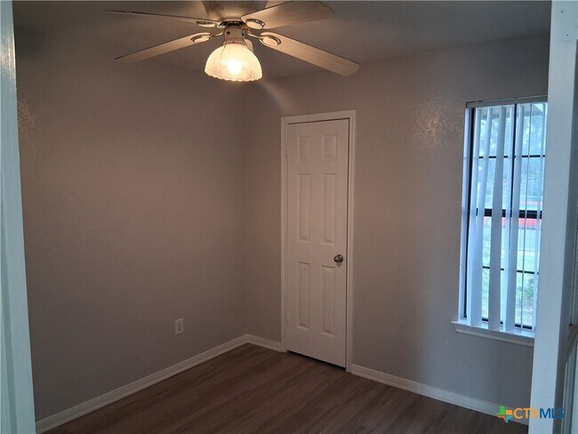 Building Photo - 3801 Riverrock Dr