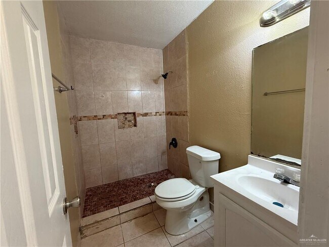 Building Photo - 709 W Falcon Ave