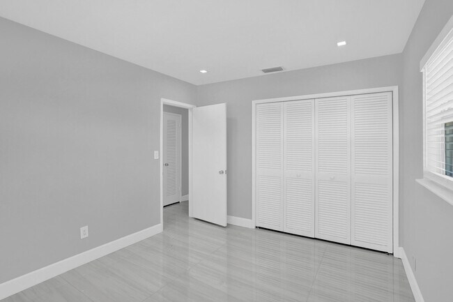 Building Photo - 2755 NE 28th Ave