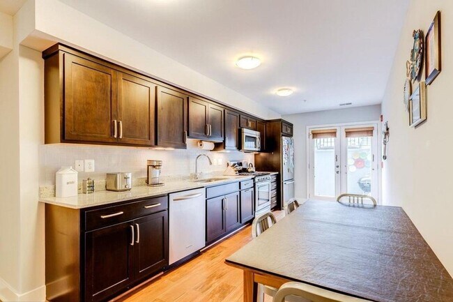 Building Photo - Amazing 2 Bedroom, 2 Full Bathroom 14th St Apartment with Secure Parking!