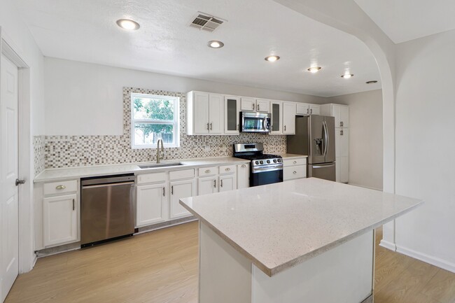 Building Photo - 6014 Willowbend Blvd