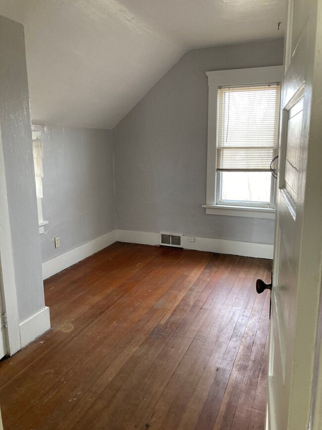 Building Photo - 1031