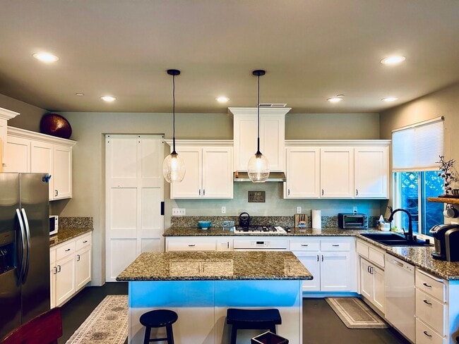 Building Photo - Beautiful 4 bedroom 2 bath custom home