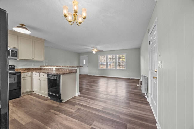 Building Photo - 904 Jennifer Ln