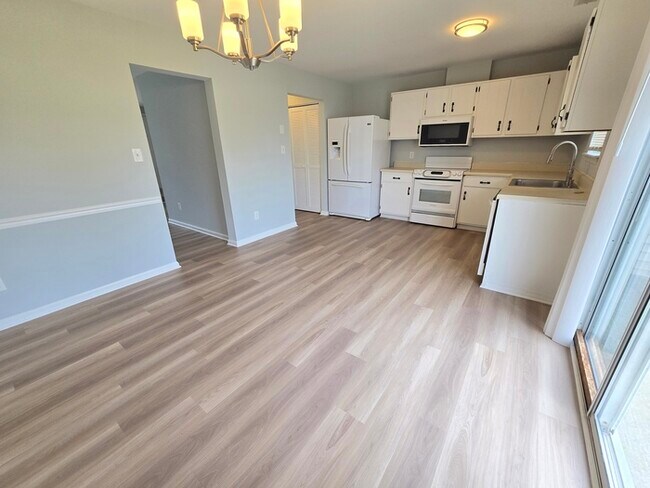 Building Photo - GORGEOUS TOWNHOME IN VIRGINIA BEACH