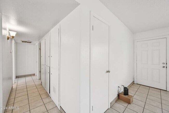 Building Photo - 3 bedroom