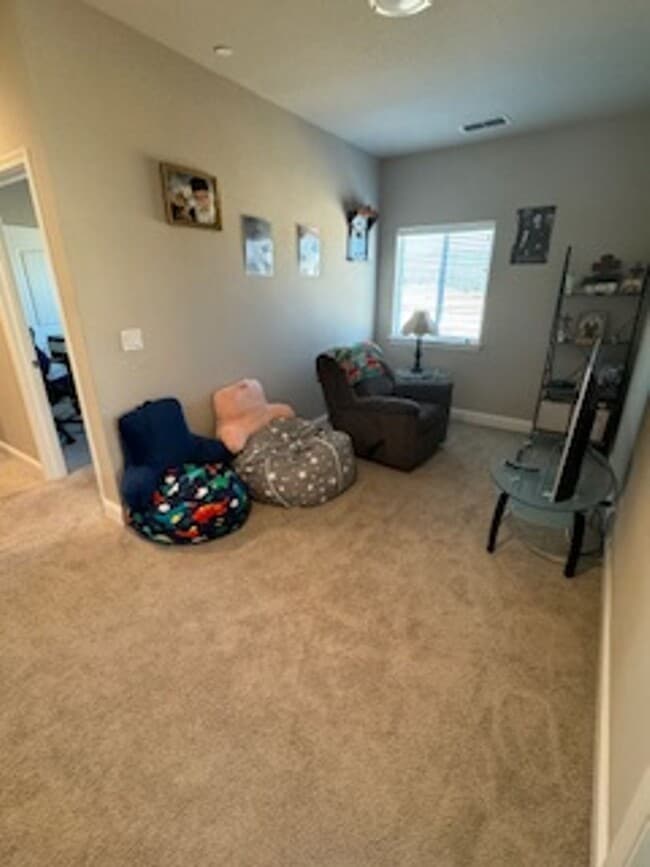 Building Photo - Luxury Townhome in West Redding!