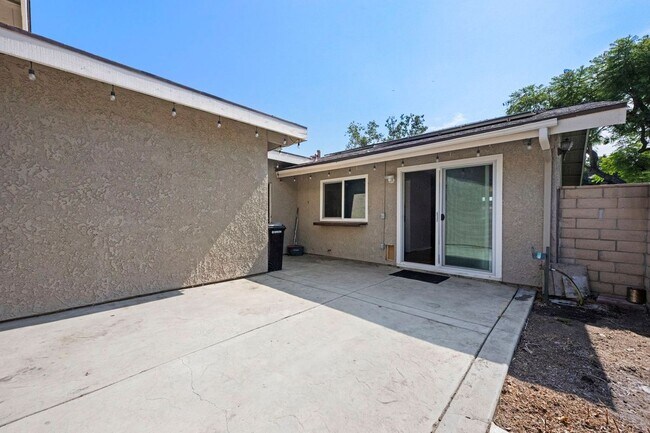 Building Photo - 1605 Carmel Cir E