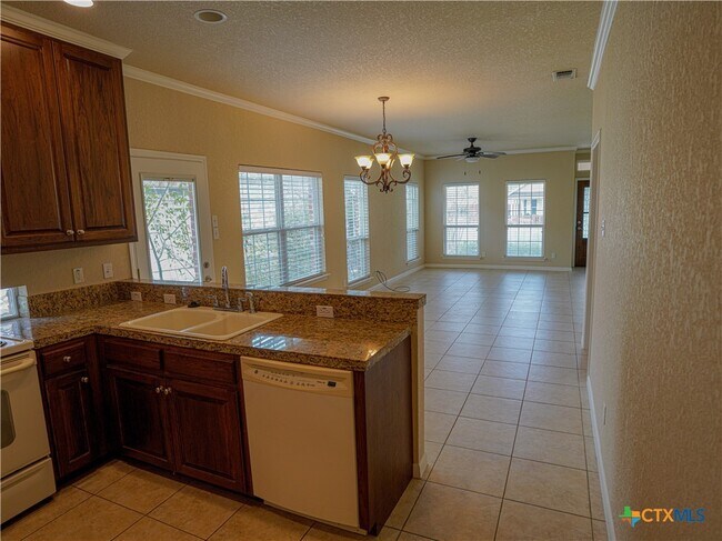 Building Photo - 1651 Hanz Dr
