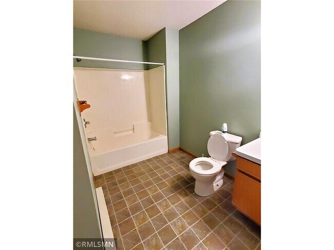 Building Photo - 560-580 Spring St