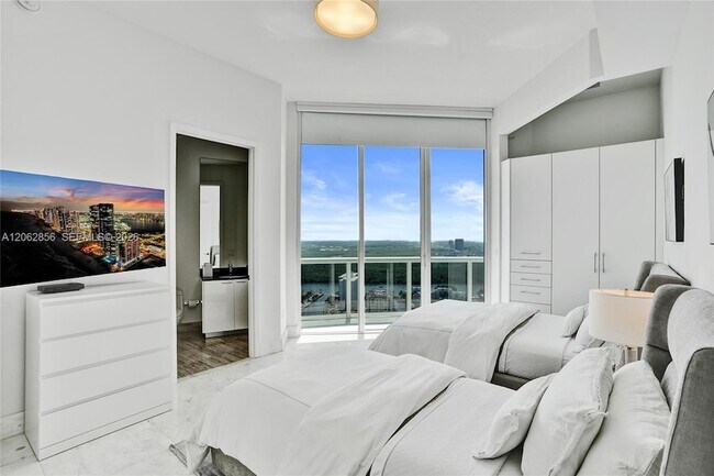 Building Photo - 16001 Collins Ave