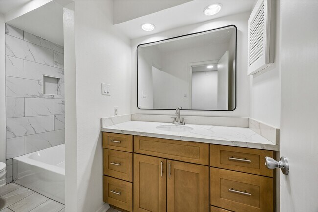 Building Photo - 705 Harold St